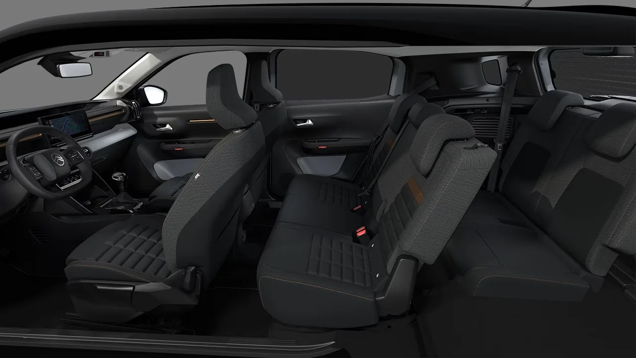 المقاعد السبعة في سيارة Citroën C3 Aircross مع الصف الثالث مفكوك