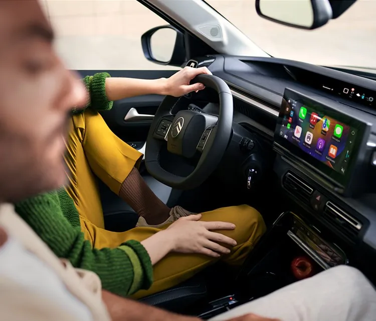 سائق يقود سيارة C3 Aircross مع عرض على الزجاج الأمامي