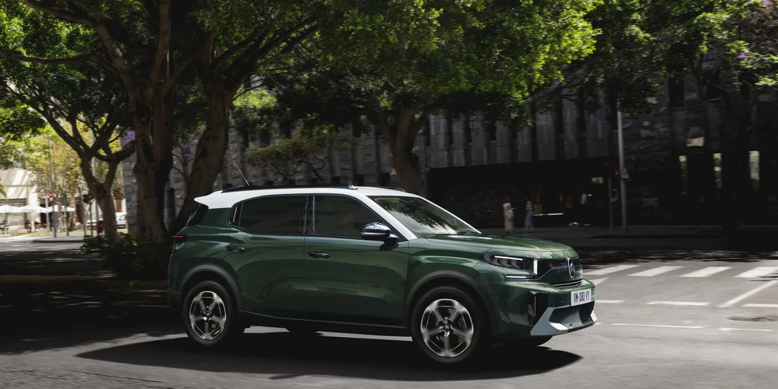 سيارة Citroën C3 Aircross 2026 باللونين الأخضر والأبيض في المدينة