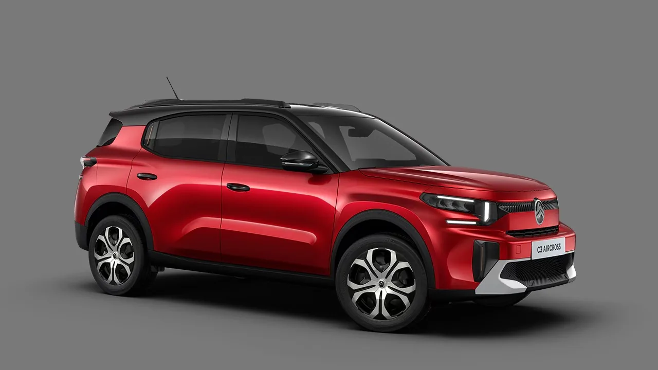 سيارة Citroën C3 Aircross 2026 باللون الأحمر Elixir من زاوية ثلاثية