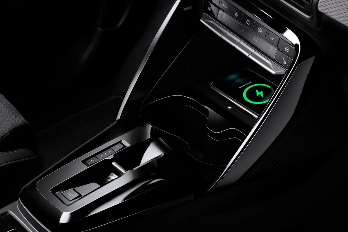 Cargador inalámbrico y consola central de la Citroën C3