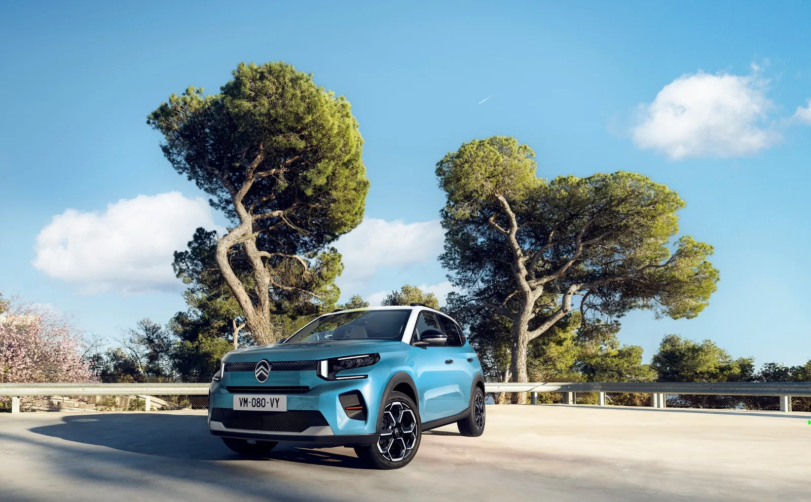 Nueva Citroën C3 2026 azul en un aparcamiento bordeado de pinos