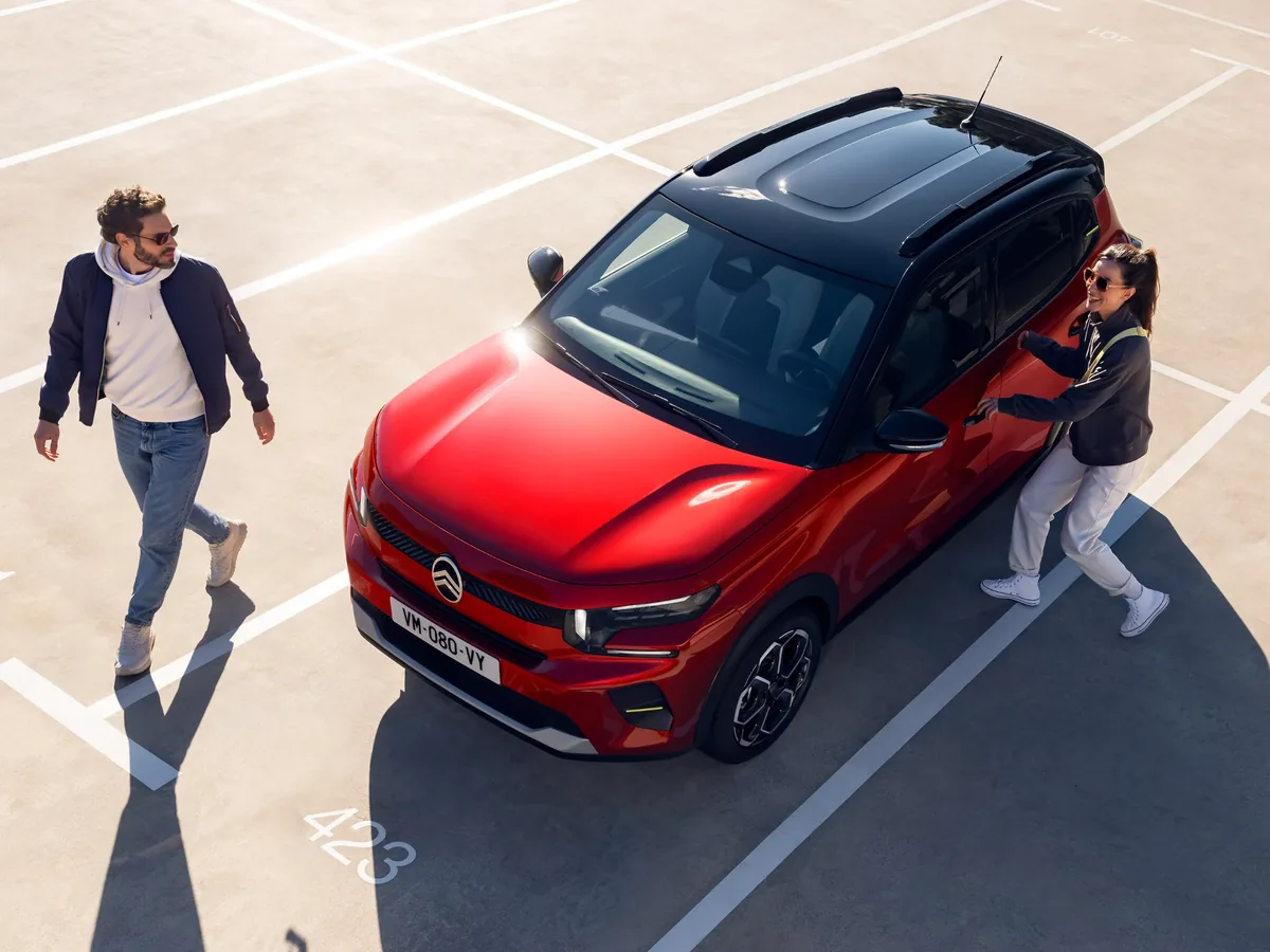 Citroën C3 2026 roja vista desde arriba con techo negro