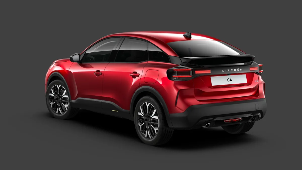 Citroën C4 2026 vista trasera, silueta fastback y alerón