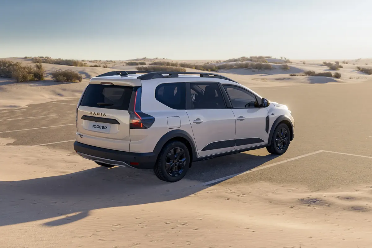 Dacia Jogger 2026 von hinten in den Dünen
