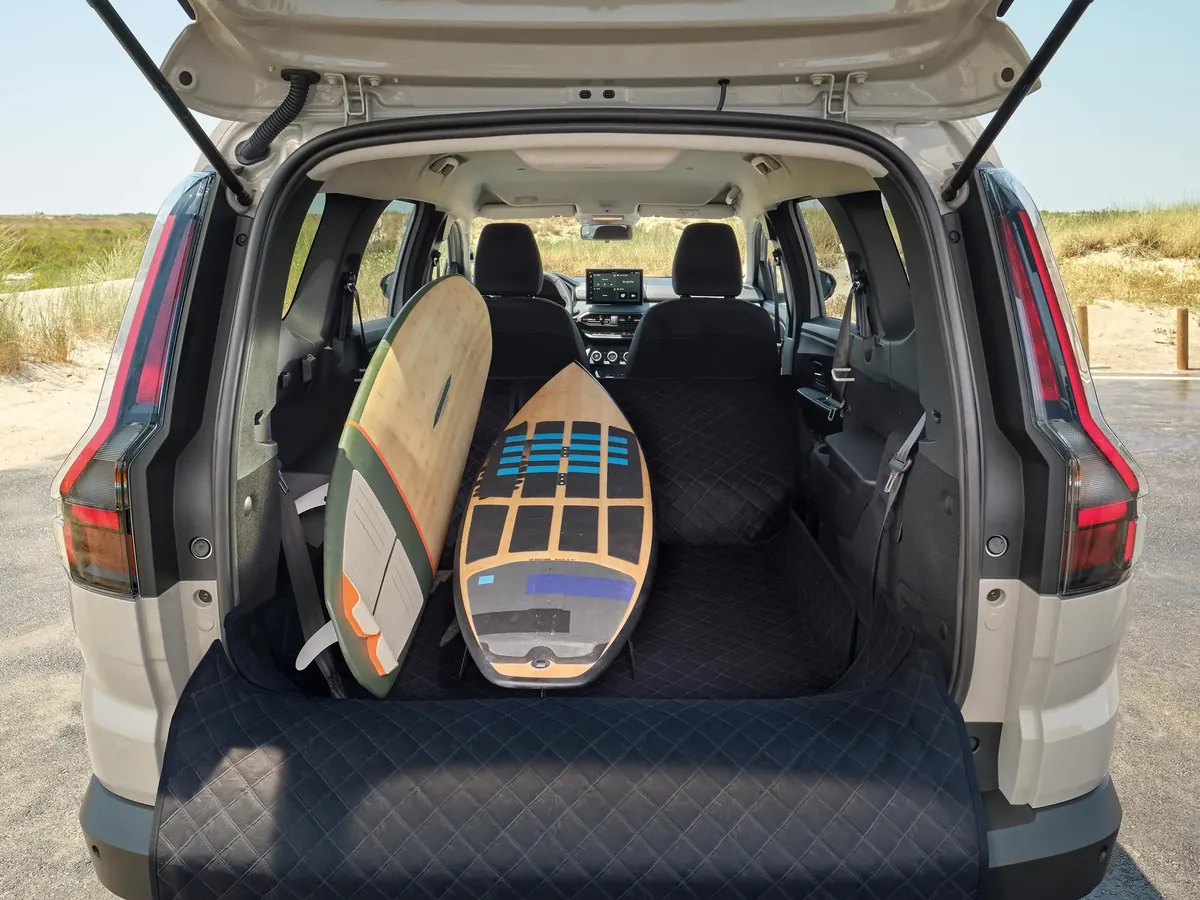 Kofferraum des Dacia Jogger beladen mit einem Surfbrett