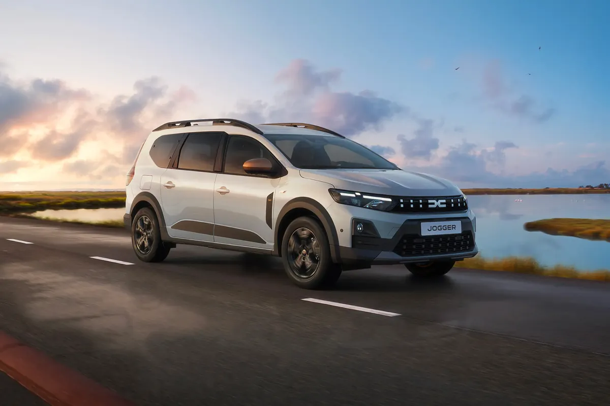 Vorderansicht des Dacia Jogger 2026 mit der neuen Dacia LED-Signatur