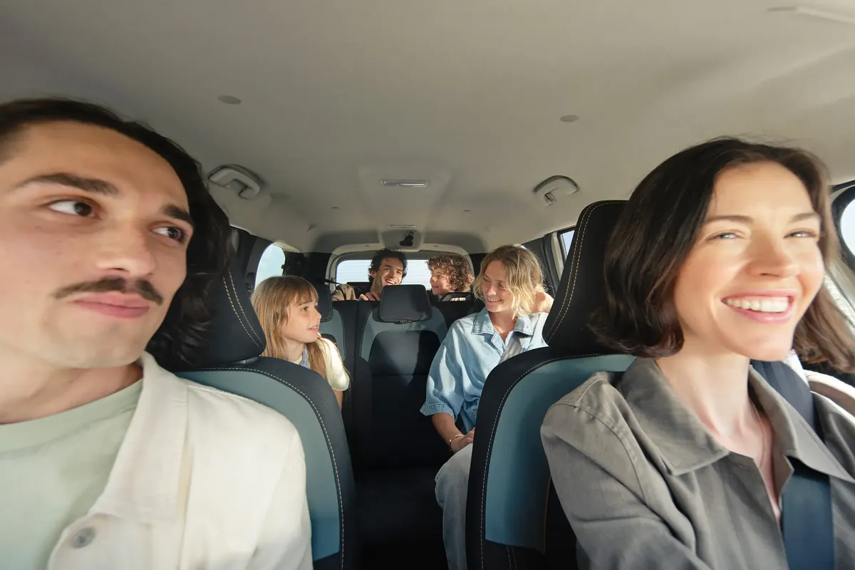 Familie an Bord des Dacia Jogger 2026, drei Sitzreihen