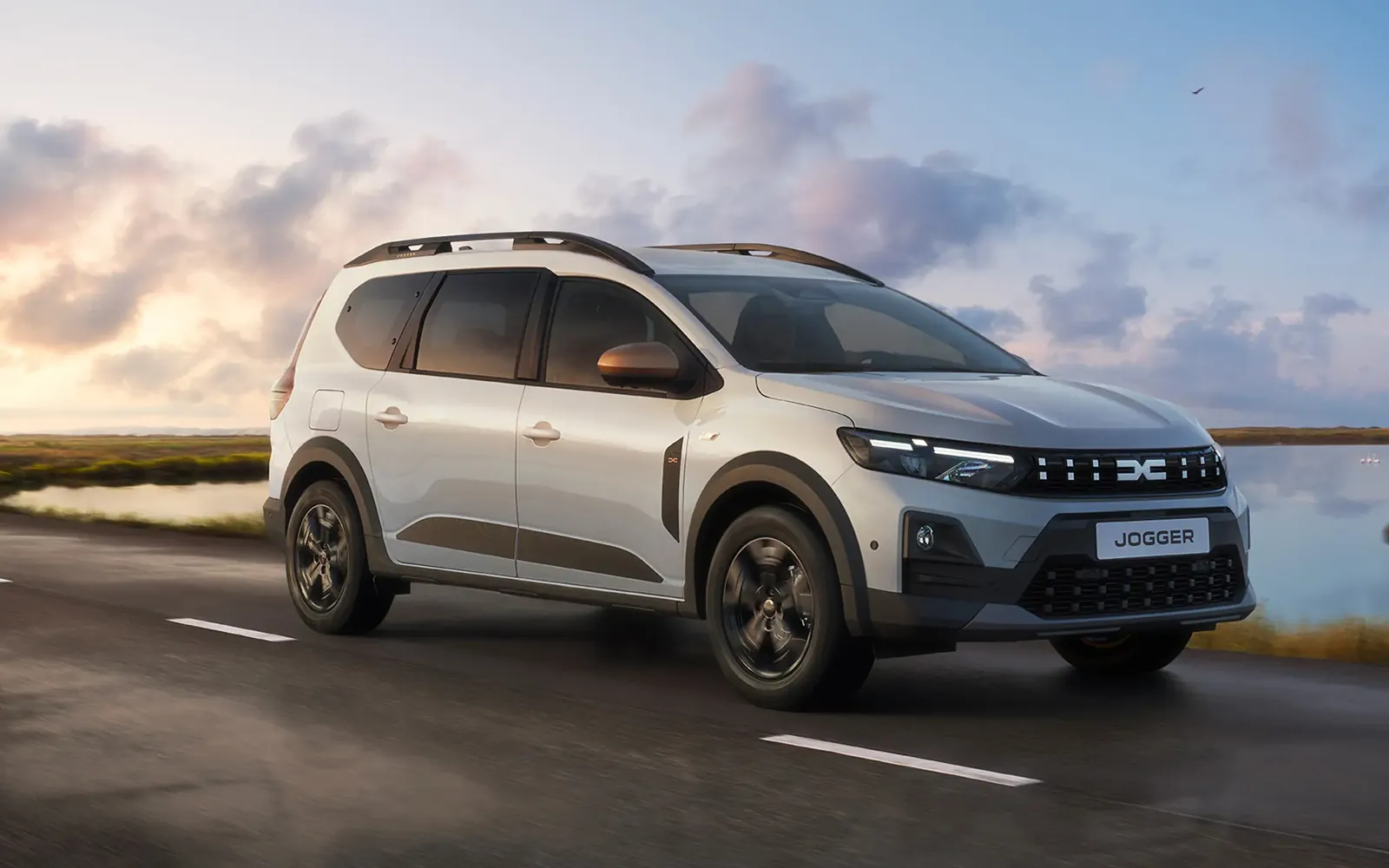 Neuer Dacia Jogger 2026 in Weiß am Ufer einer Lagune