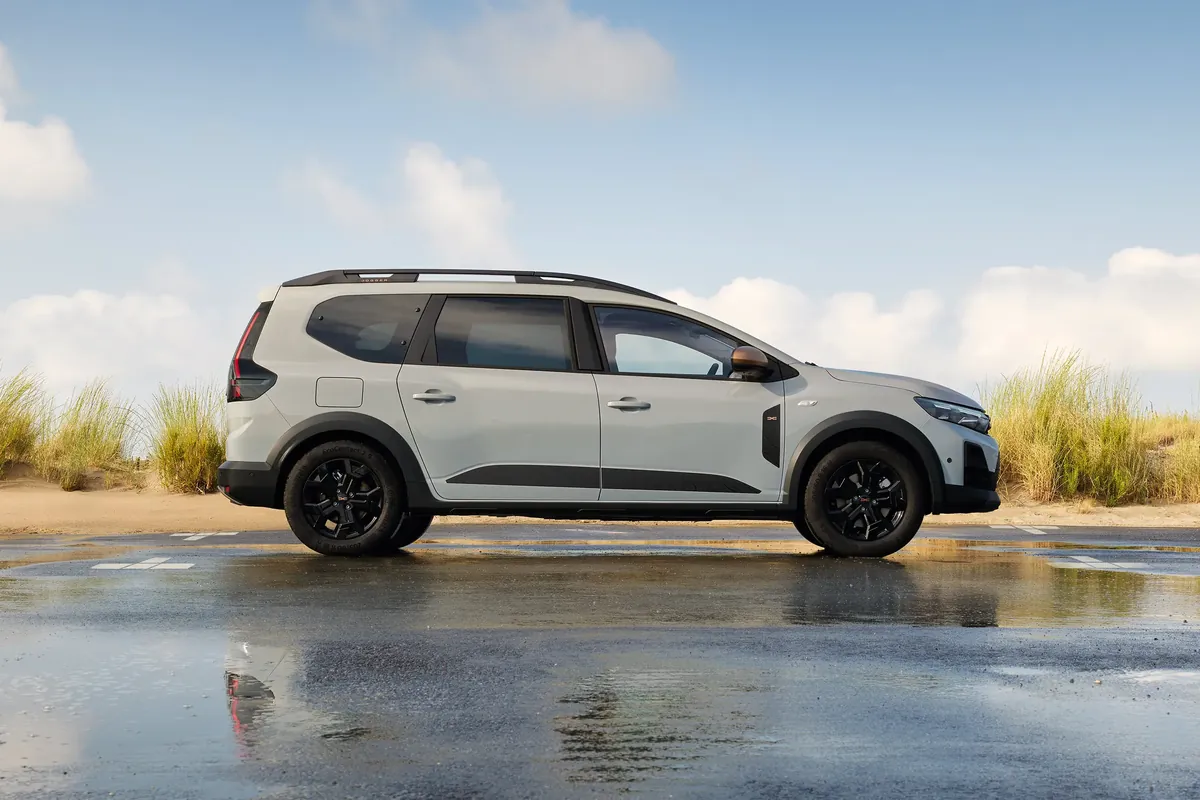 Dacia Jogger 2026 im Profil, 4,55 m und modulare Dachträger