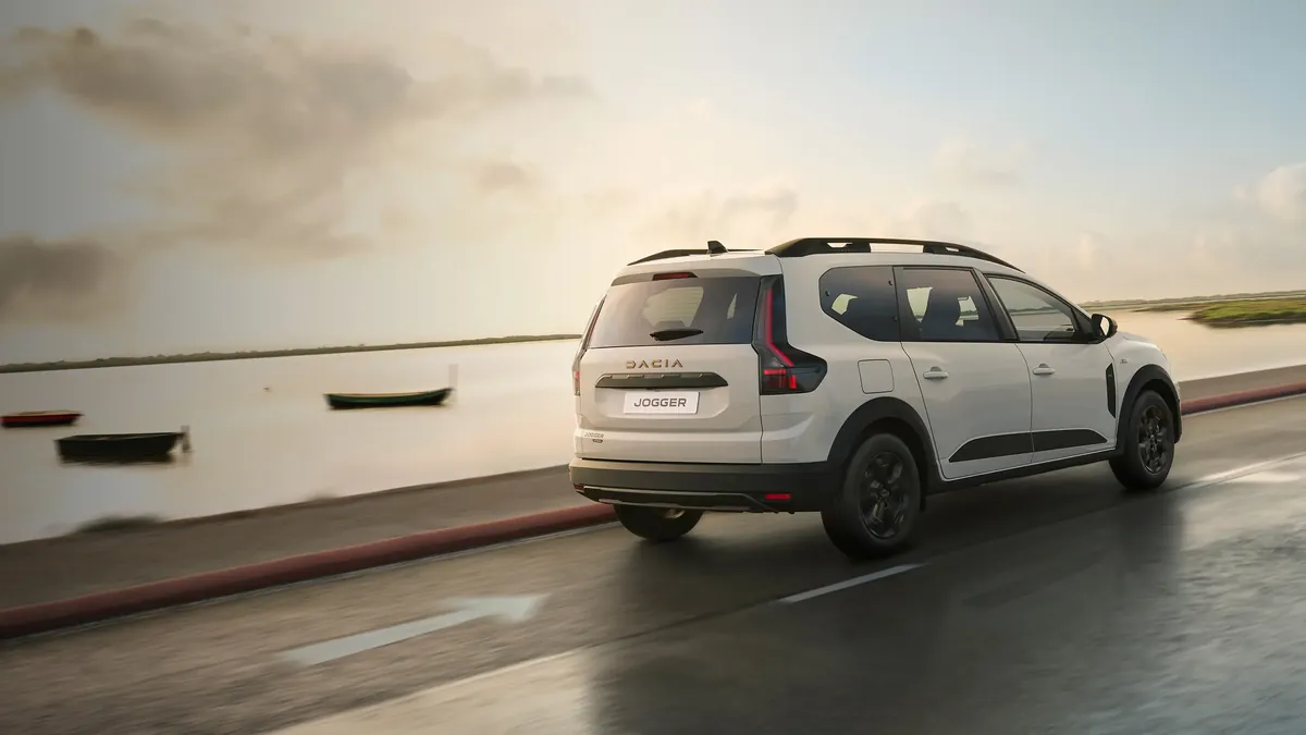 Dacia Jogger 2026 auf einer Küstenstraße bei Sonnenuntergang