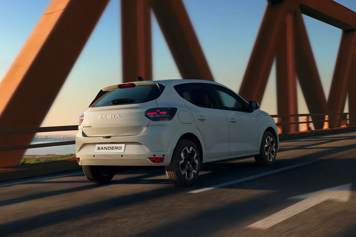 Dacia Sandero 2026 von hinten, neue Rücklichter integriert in die Heckklappe