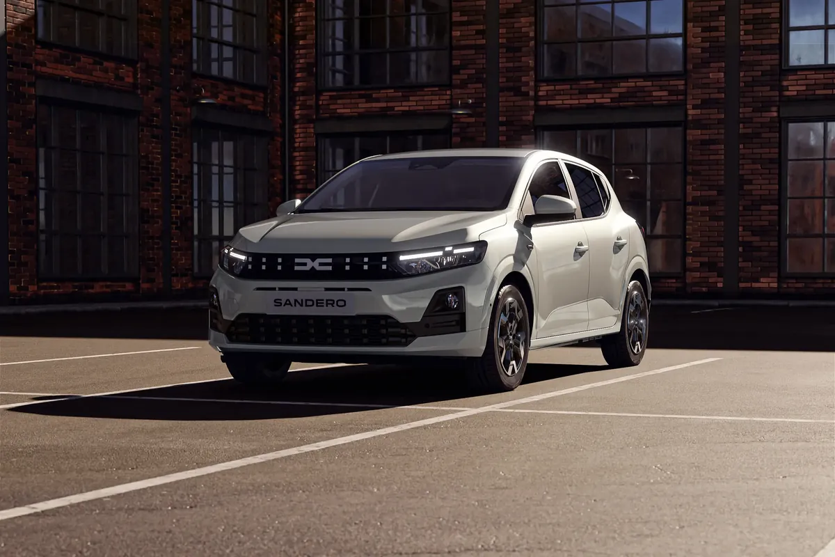 Dacia Sandero 2026: Kühlergrill mit Pixel-Effekt und umgekehrte T-Signatur
