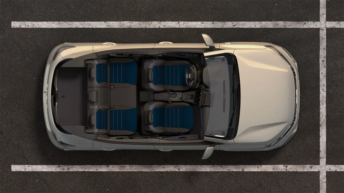 Innenraum mit 5 Sitzen der Dacia Sandero 2026 von oben, blaue Polsterung
