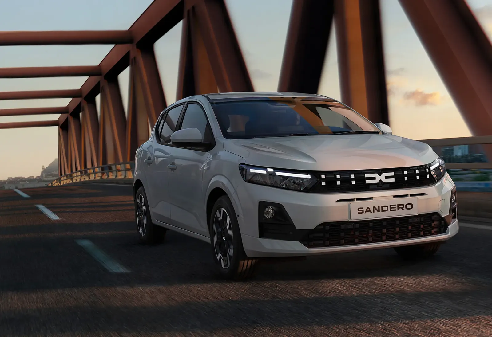Neue Dacia Sandero 2026 von vorne auf einer Brücke
