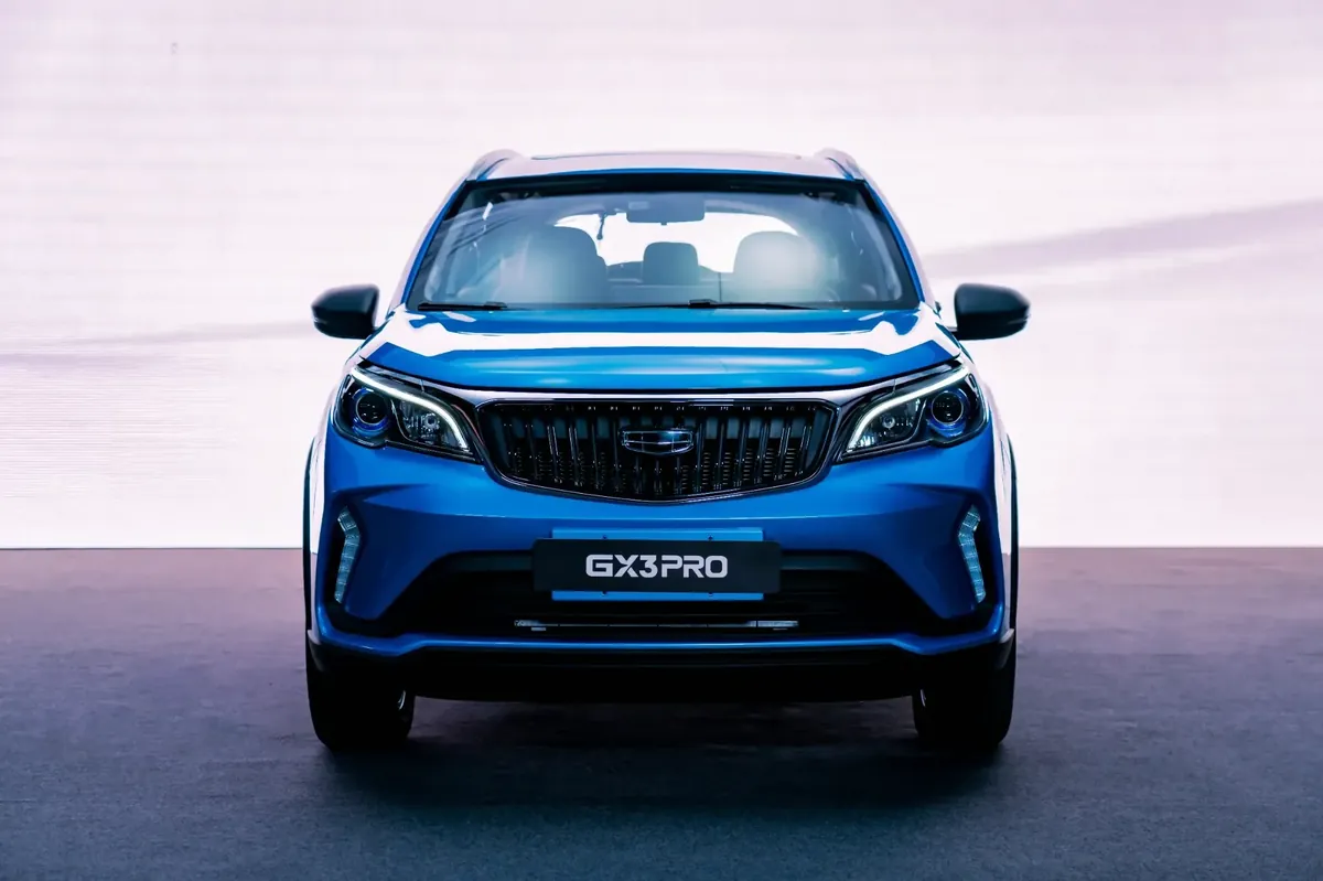 Vorderansicht des Geely GX3 Pro mit Tagfahrlicht und markanter Kühlergrill