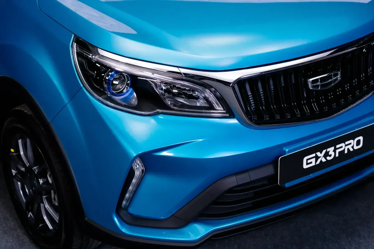 Scheinwerfer und Kühlergrill des Geely GX3 Pro