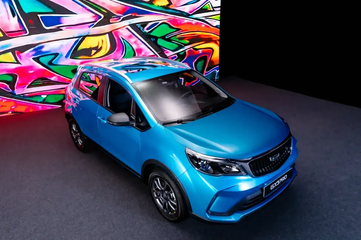 Geely GX3 Pro 2026 im Showroom, dreiviertel Ansicht