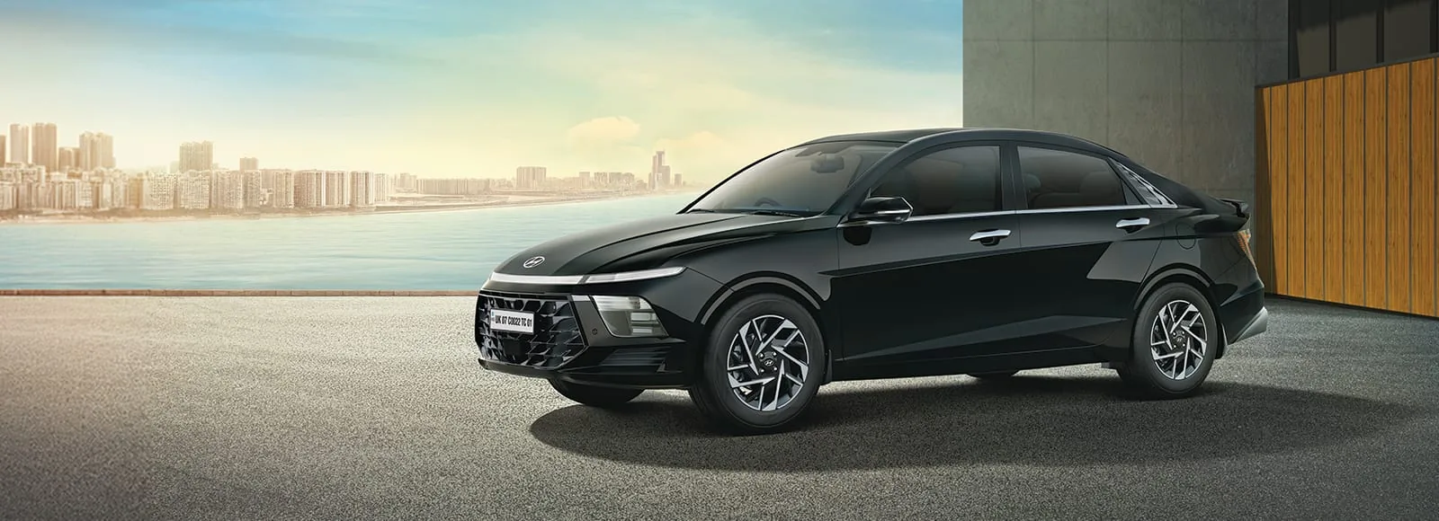 Neue Hyundai Accent 2026 in Schwarz im Profil vor einem modernen Gebäude