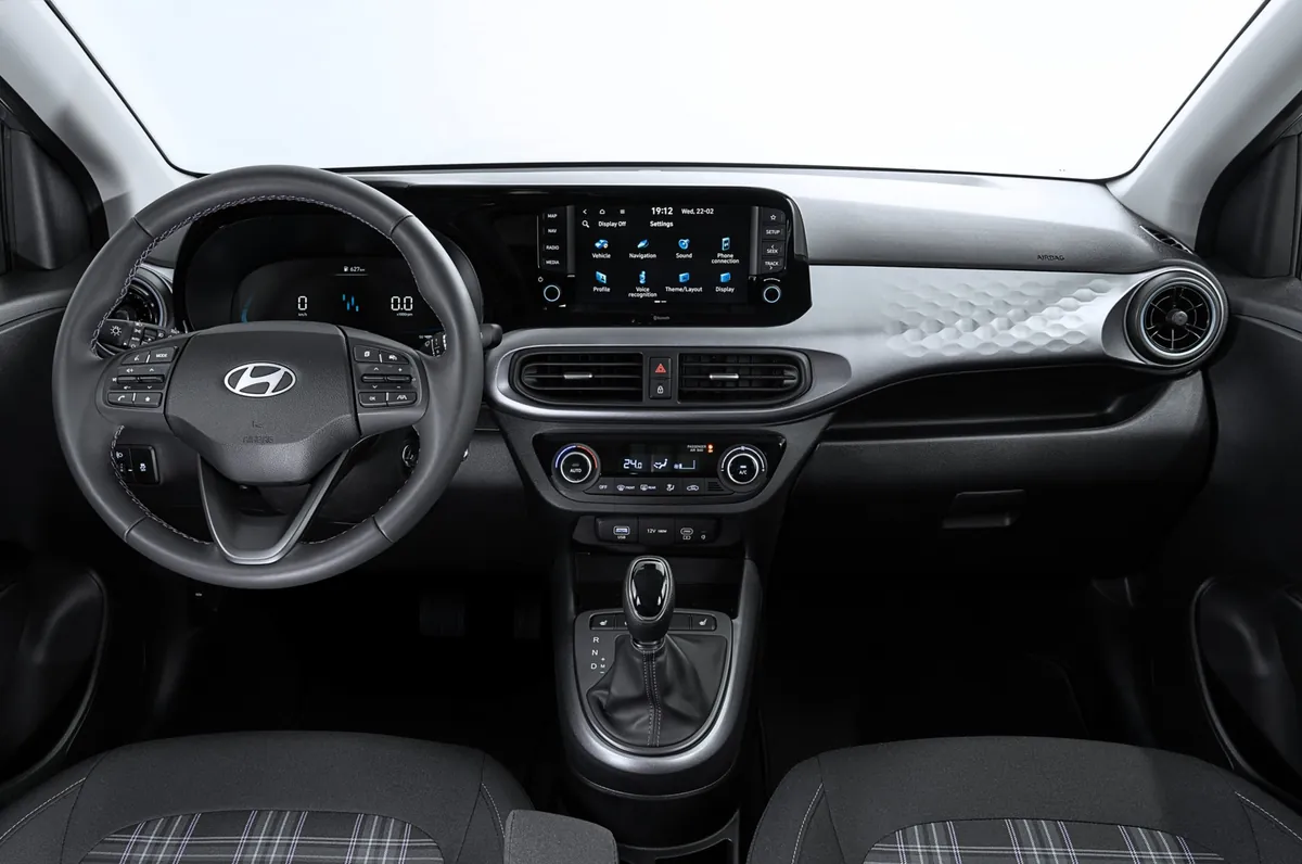 Fahrerplatz der Hyundai i10 2026 mit Schaltgetriebe und 8-Zoll-Bildschirm