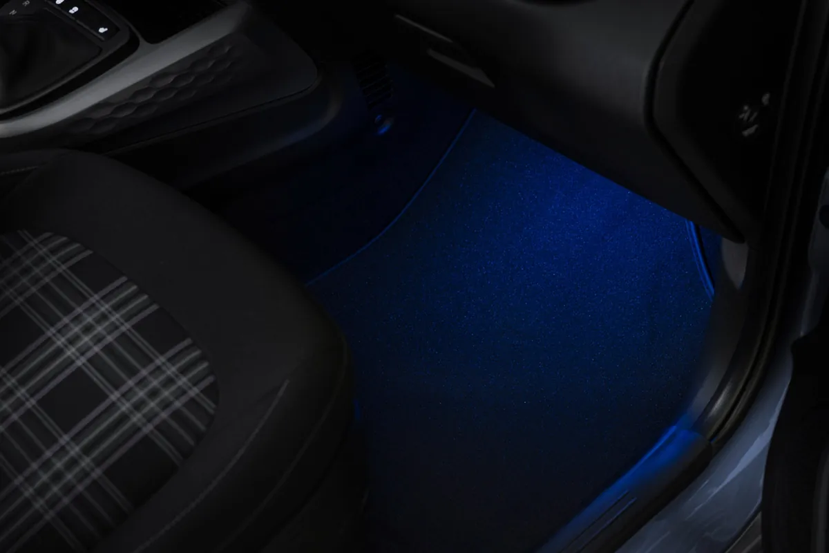 Blaue Ambientebeleuchtung im Innenraum der Hyundai i10