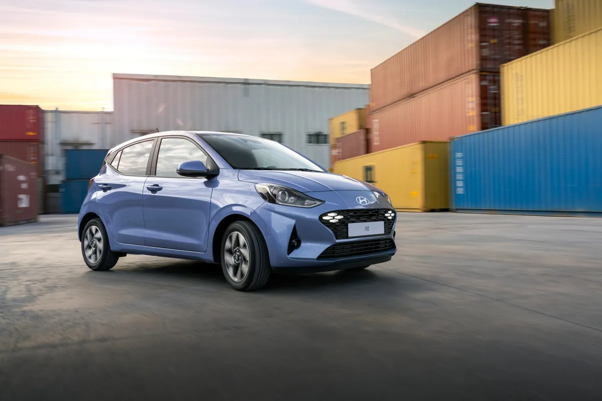 Frontansicht der Hyundai i10 2026: schwarze Kühlergrill und LED-Tagfahrlichter