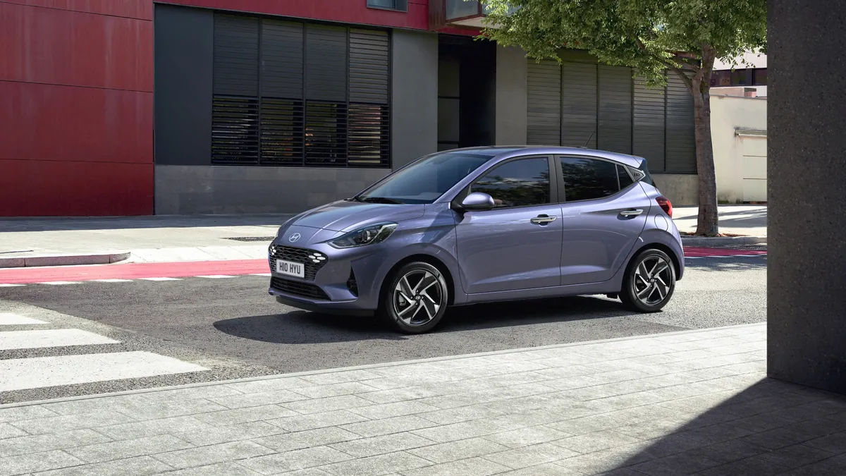 Hyundai i10 2026 nachts auf einer beleuchteten Brücke