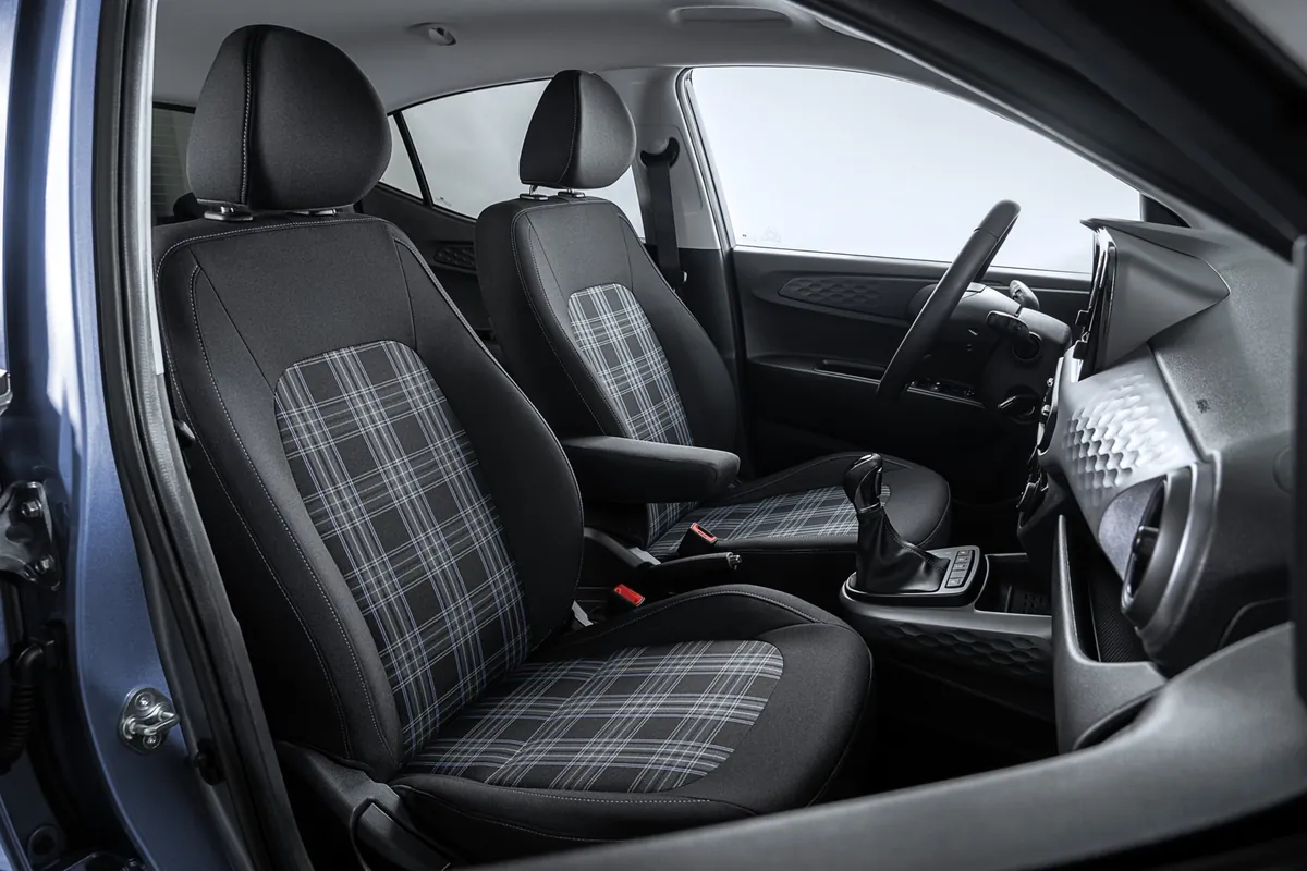 Vordersitze der Hyundai i10 2026 aus karierter Stoff
