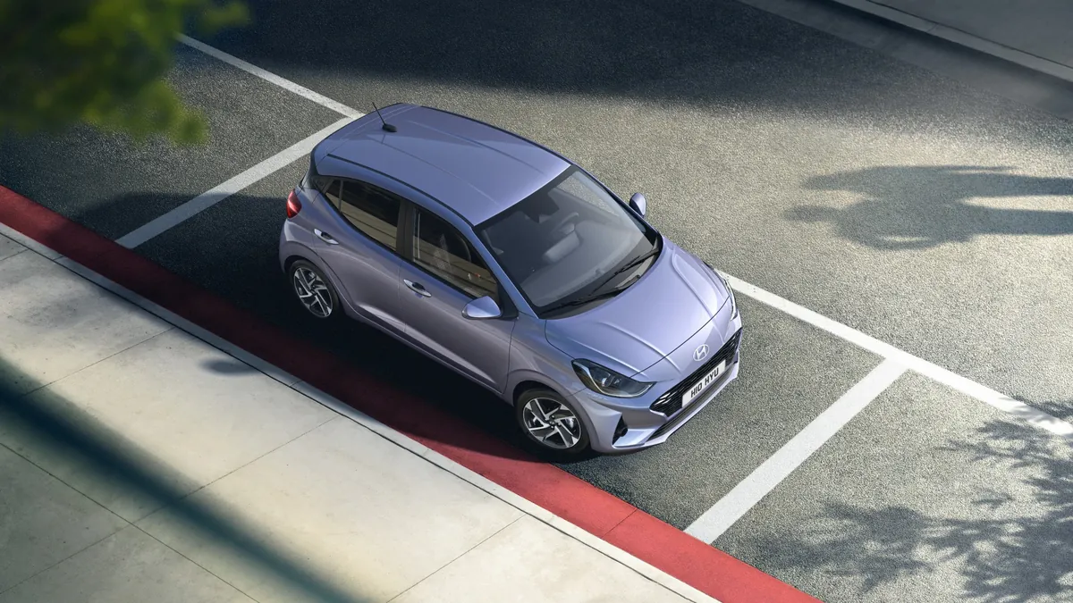 Hyundai i10 2026 parkt in einer engen Parklücke, Ansicht von oben