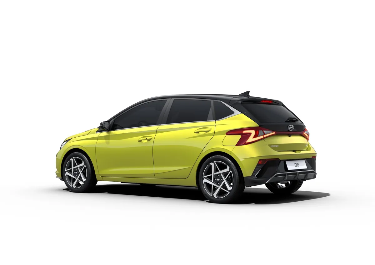 Hyundai i20 2026 von hinten im Dreiviertelansicht, LED-Scheinwerfer