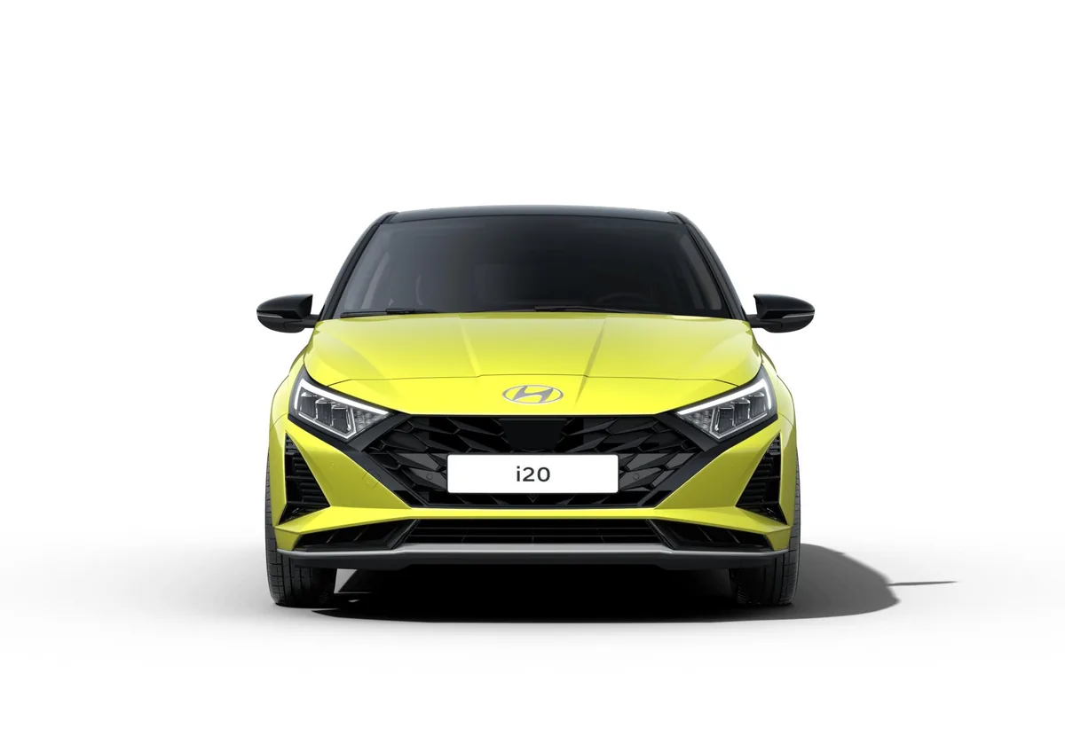 Frontansicht der Hyundai i20 2026, LED-Scheinwerfer eingeschaltet
