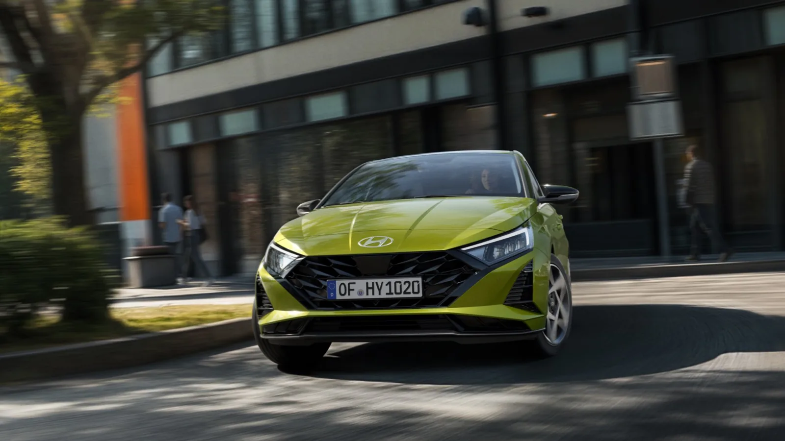 Neue Hyundai i20 2026 in Lucid Lime in der Stadt