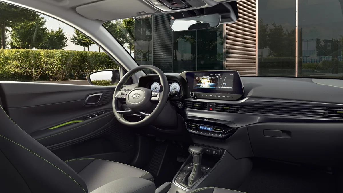 Armaturenbrett der Hyundai i20 mit doppeltem 10,25-Zoll-Bildschirm