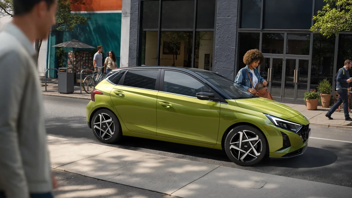 Hyundai i20 in der Stadt geparkt