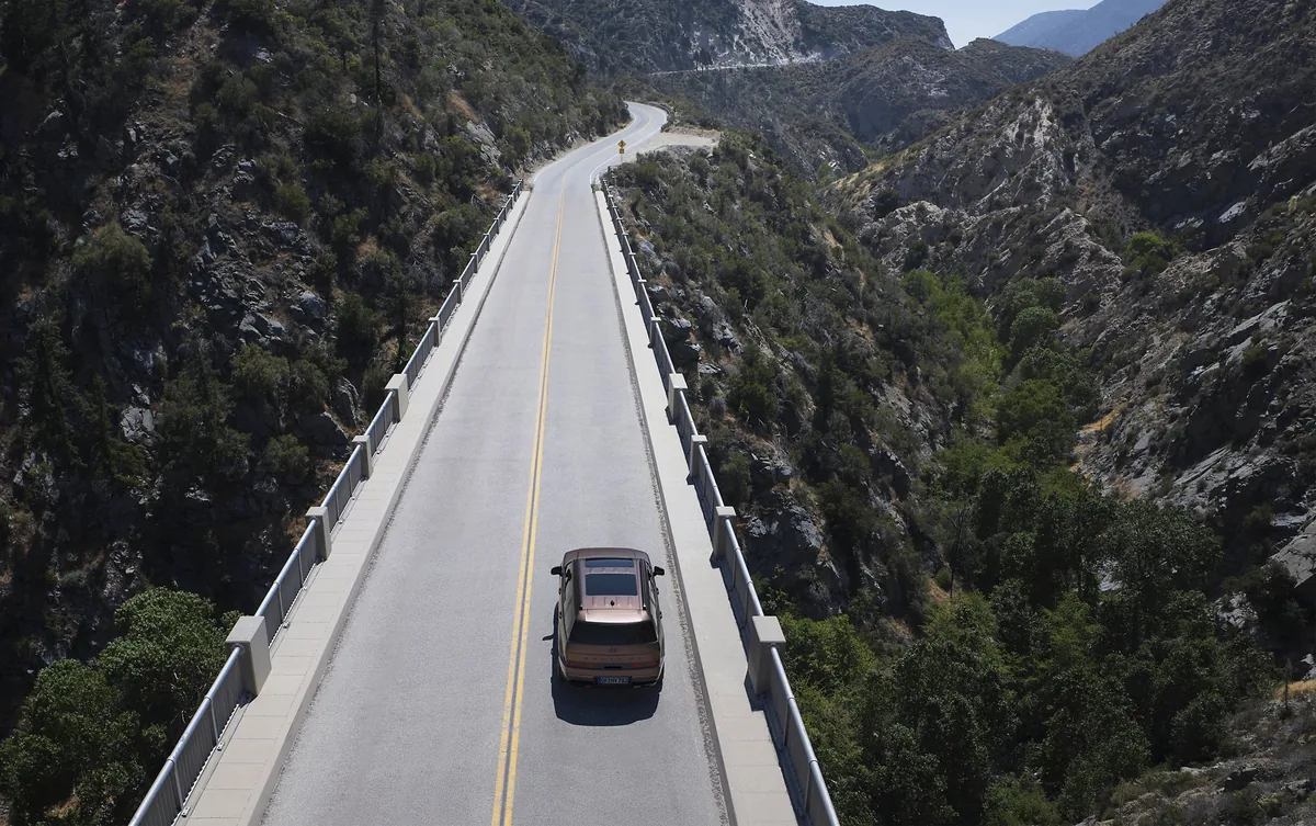 Hyundai Santa Fe 2026 von hinten auf einer Brücke