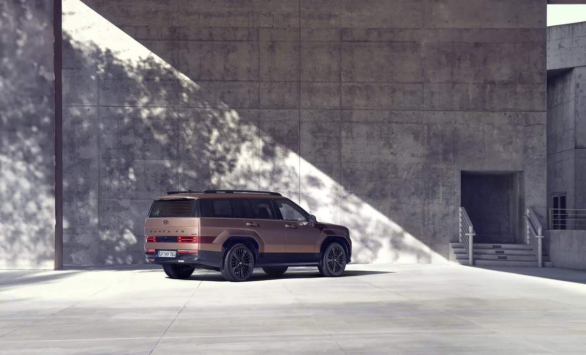 Hyundai Santa Fe 2026 von hinten, vertikaler Kofferraum