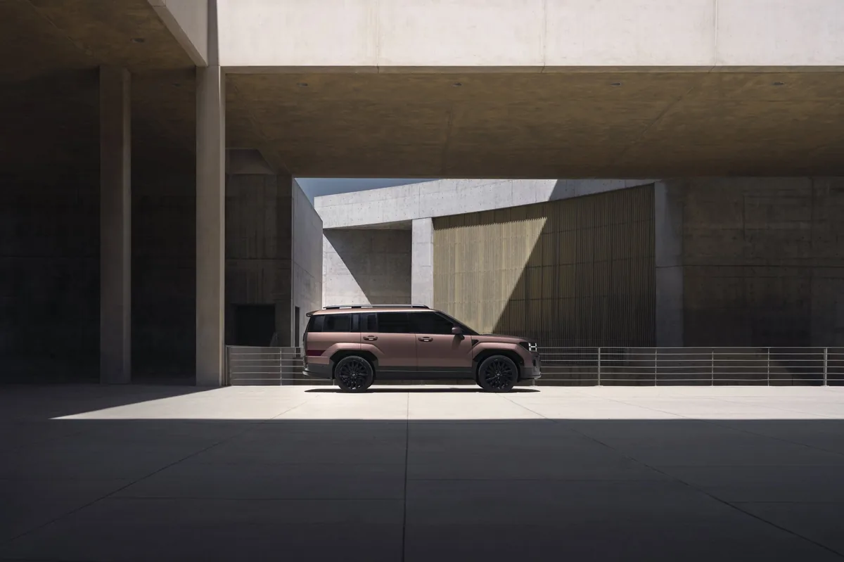 Hyundai Santa Fe 2026 auf einer Straße in der Natur