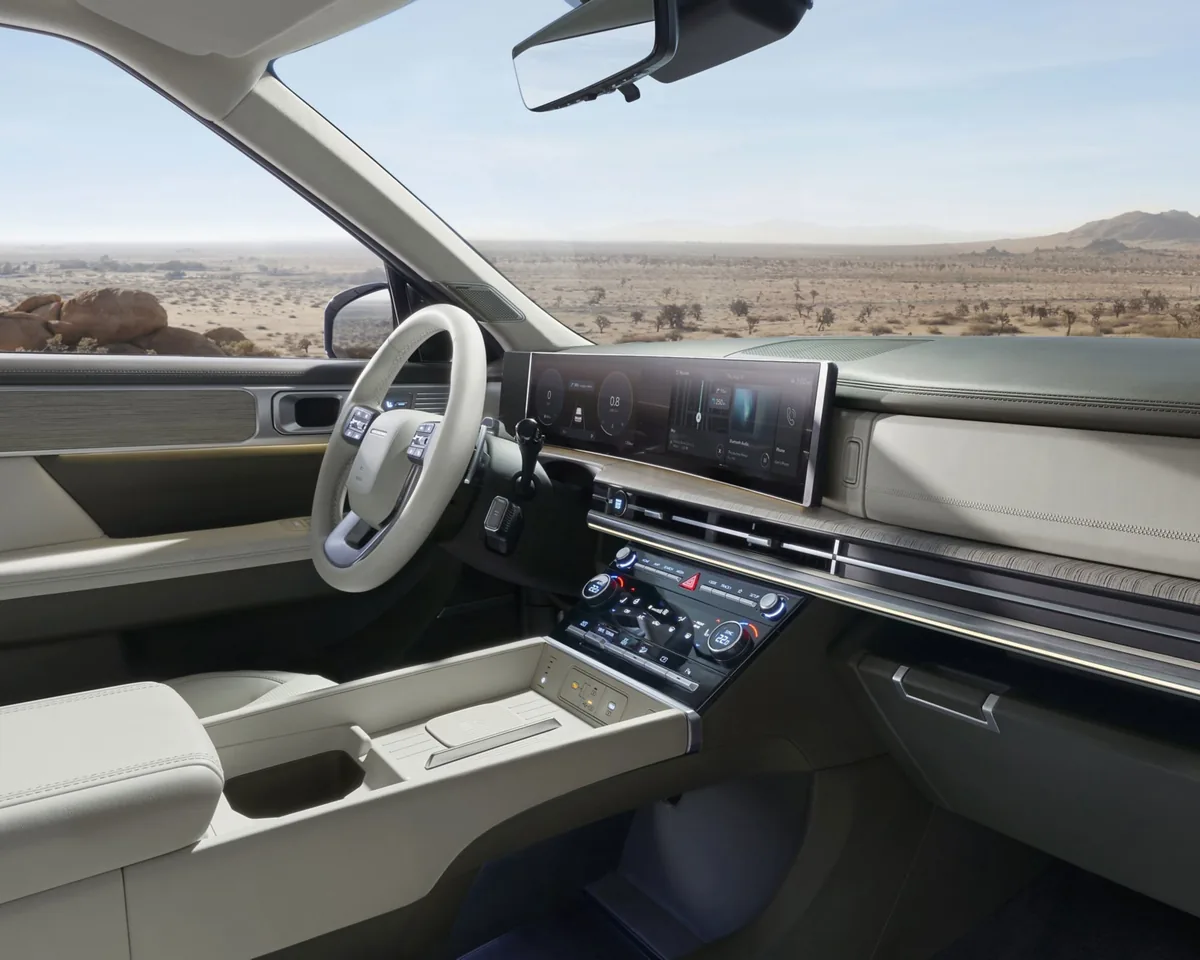 Armaturenbrett des Hyundai Santa Fe 2026 mit gebogenem Panoramascreen