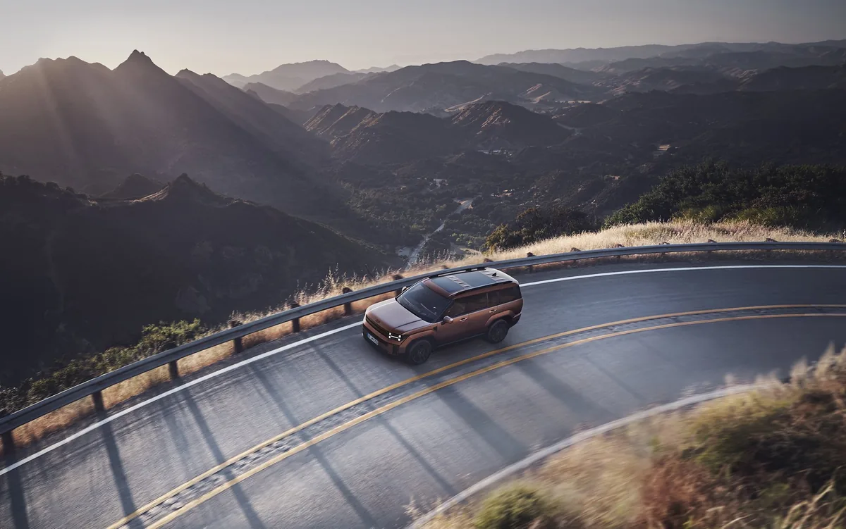 Hyundai Santa Fe 2026 im Profil auf einer Bergstraße