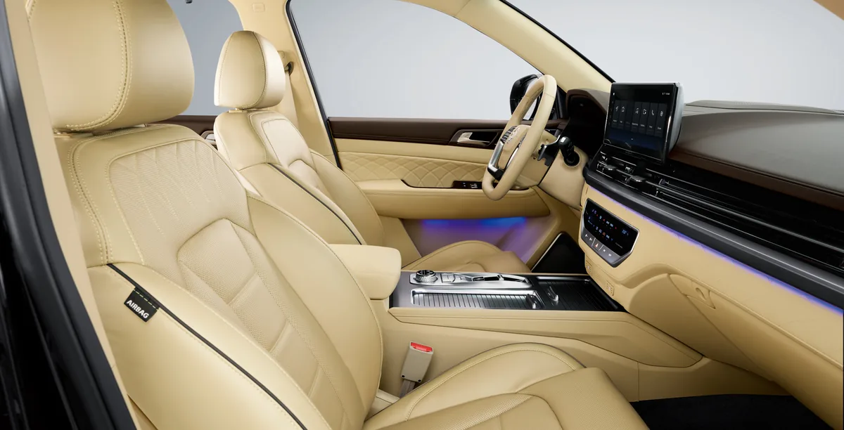 Klassisches beiges Lederinterieur des KGM Rexton