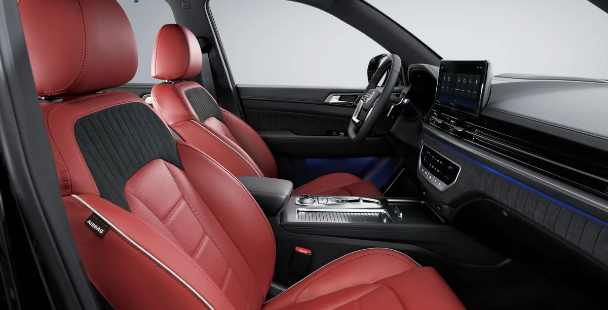 Bordeauxrotes Lederinterieur des KGM Rexton