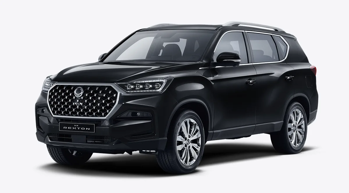 KGM Rexton 2026, dreiviertel Vorderansicht, verchromter Kühlergrill