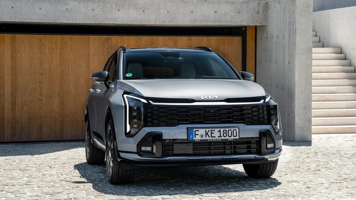Front of the 2026 Kia Sportage: Tiger Face grille and Star Map lights