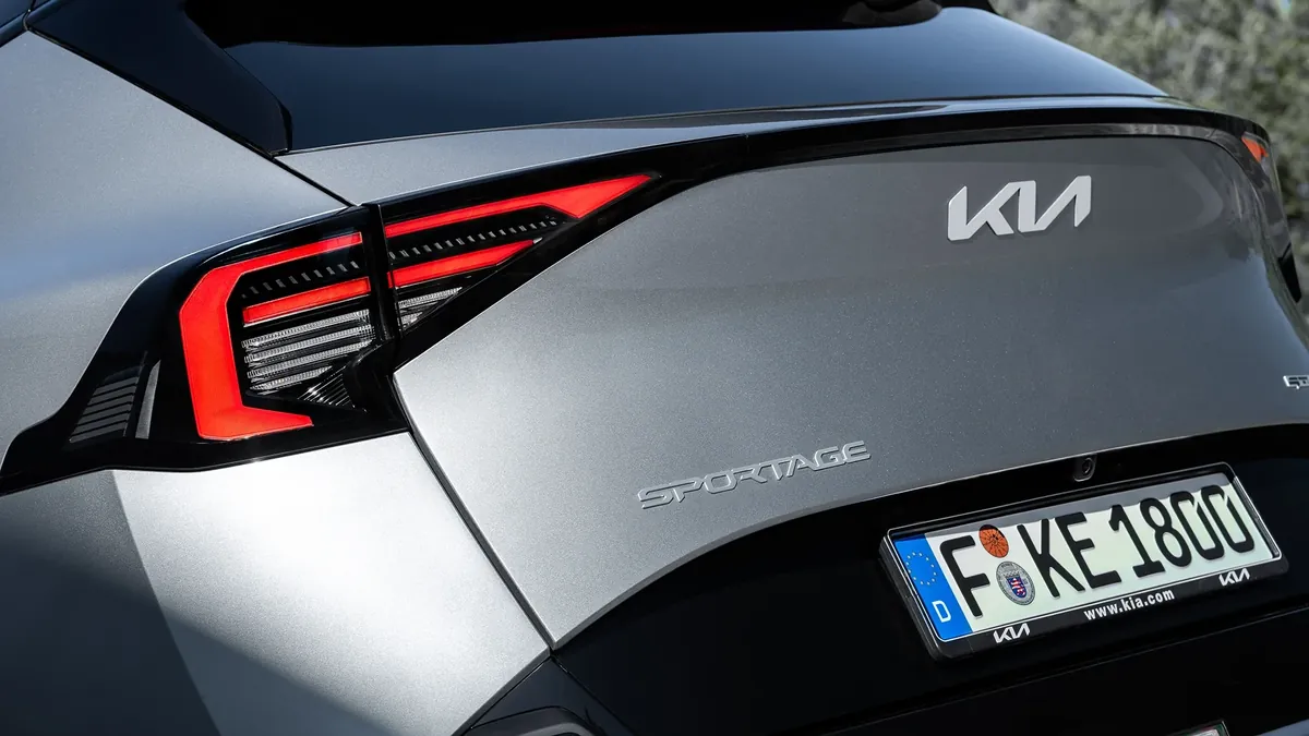 Geometric tail light of the 2026 Kia Sportage