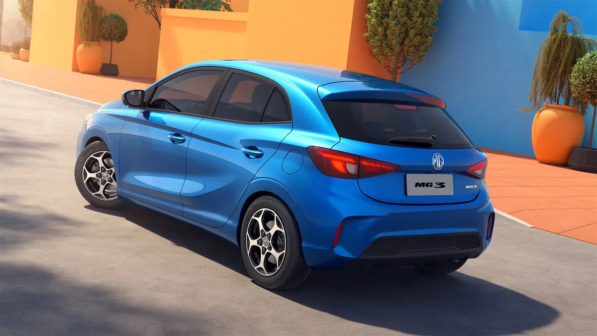 MG3 2026 الزرقاء من الخلف من زاوية ثلاثية