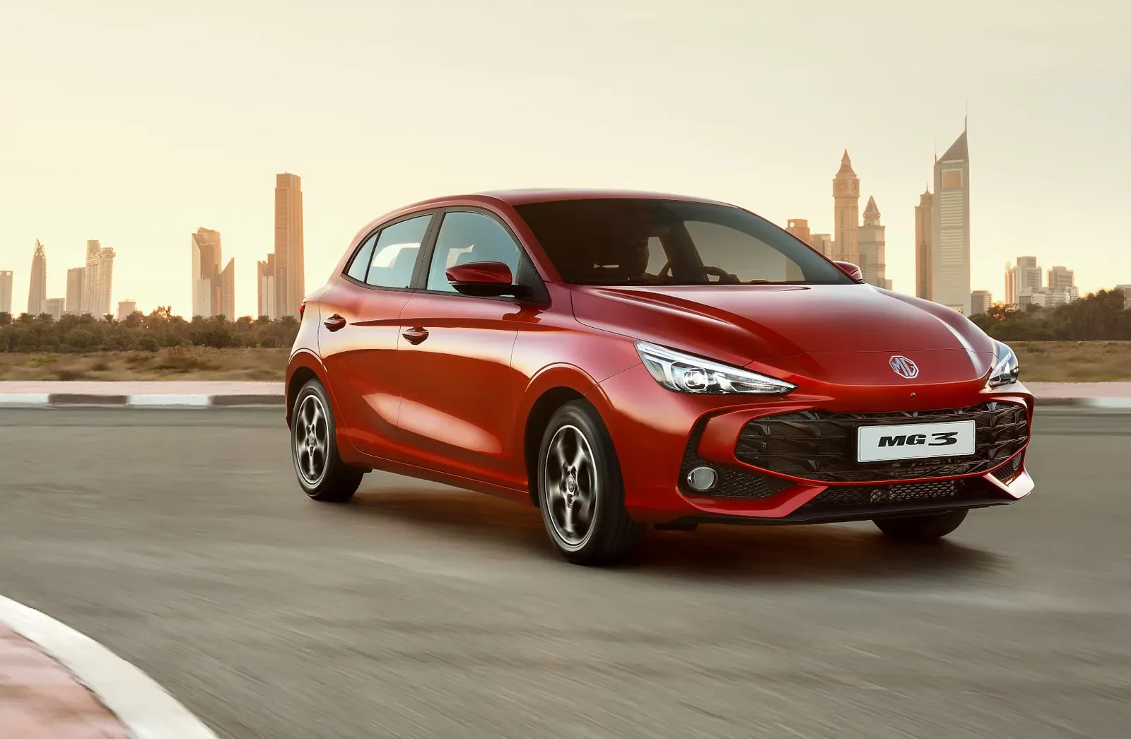 MG3 2026 الجديدة باللون الأحمر تتحرك أمام أفق المدينة