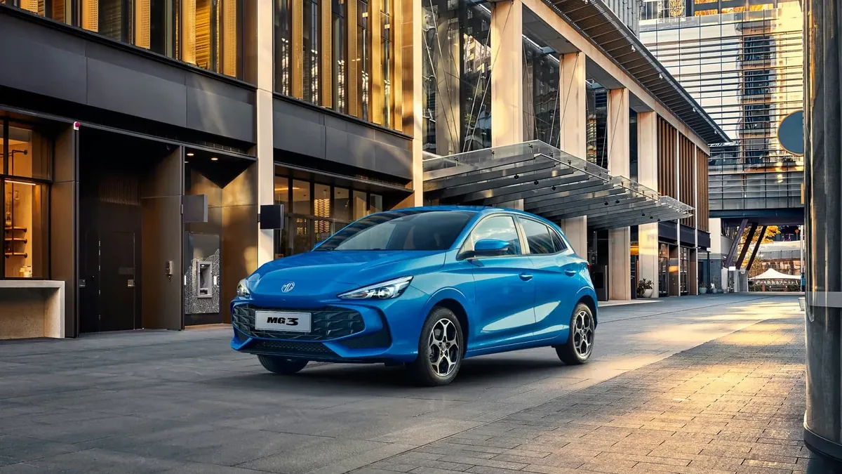 MG3 2026 متوقفة في شارع تجاري