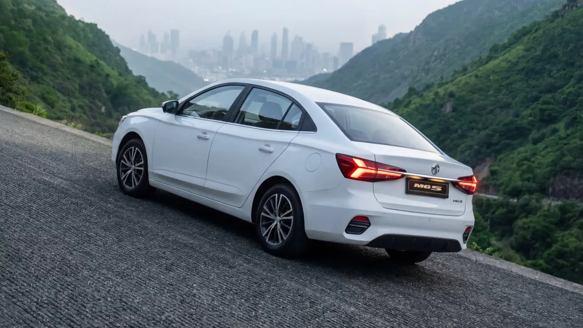 MG5 2026 من الخلف أمام منظر جبلي