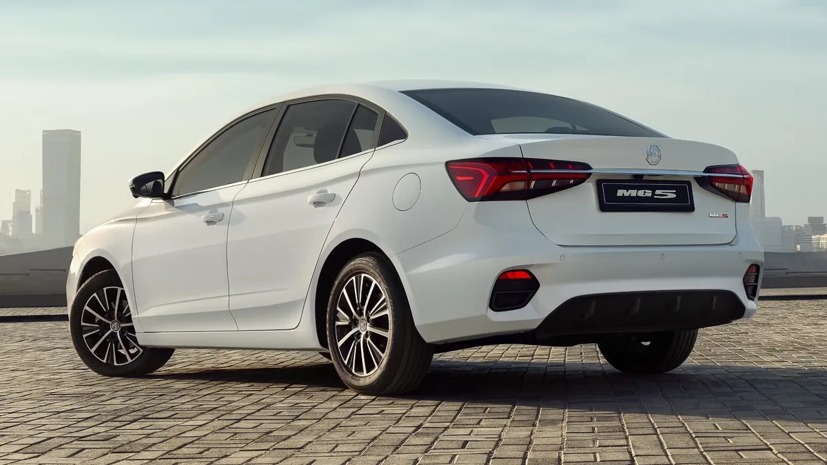 MG5 2026 من الخلف ثلاثي الأبعاد في المدينة
