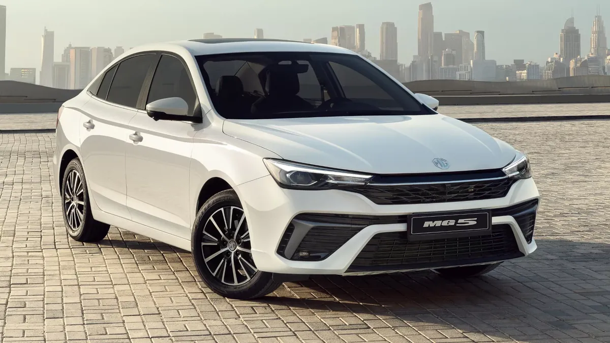 MG5 2026 من زاوية ثلاثية أمامية، شبكة أمامية وأضواء LED